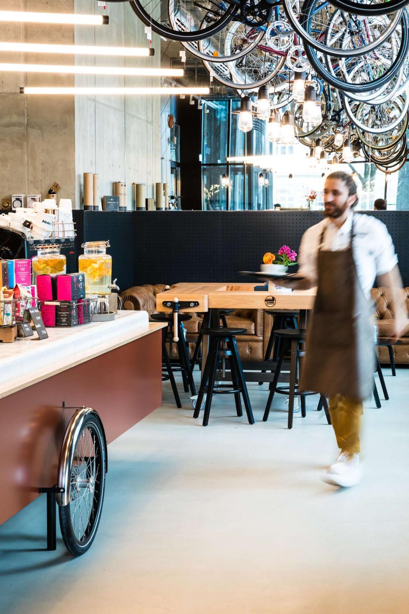 Andaz Munich Schwabinger Tor, By Hyatt Hotel Ngoại thất bức ảnh A barista working at a coffee shop