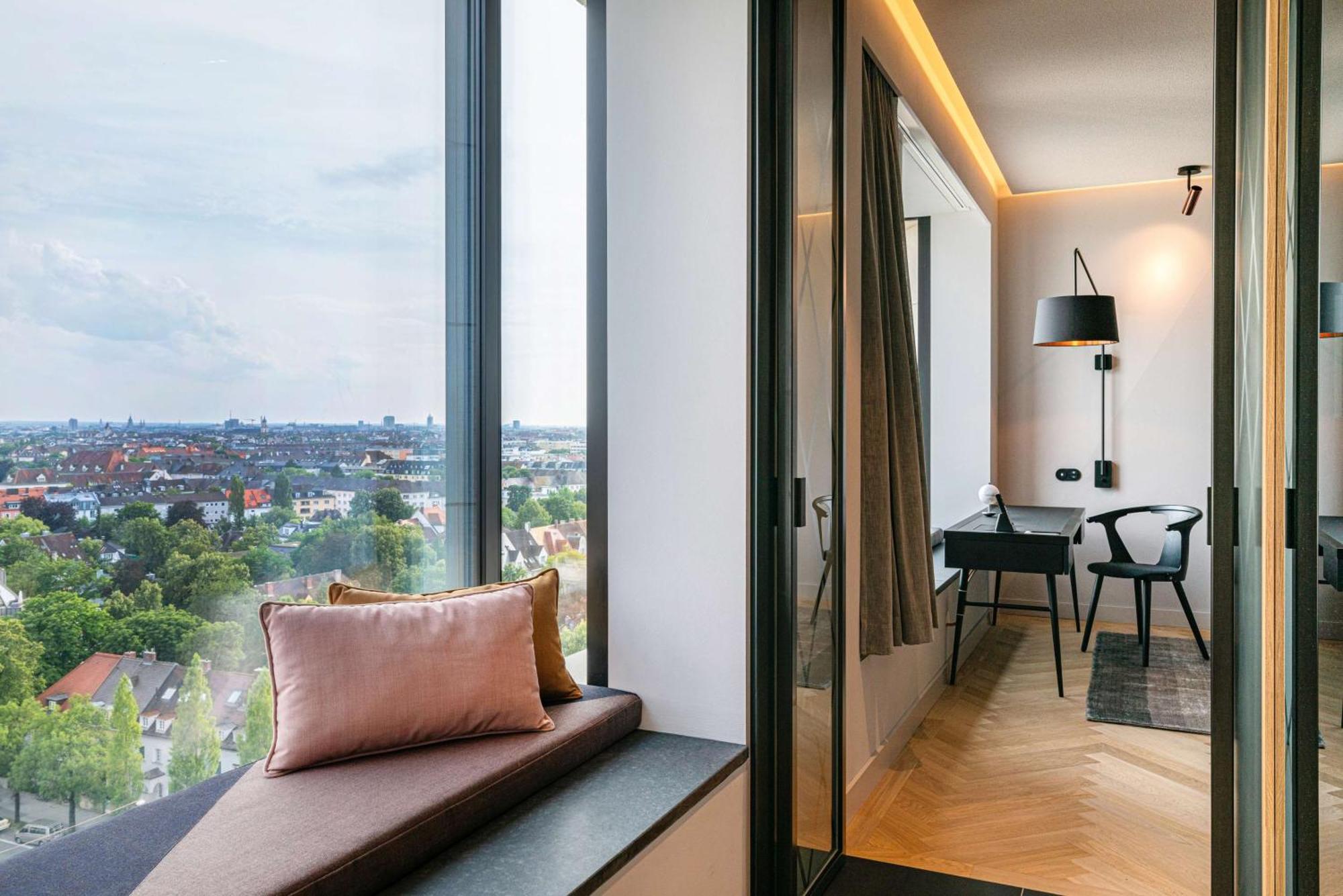 Andaz Munich Schwabinger Tor, By Hyatt Hotel Ngoại thất bức ảnh A view of the living room from the balcony